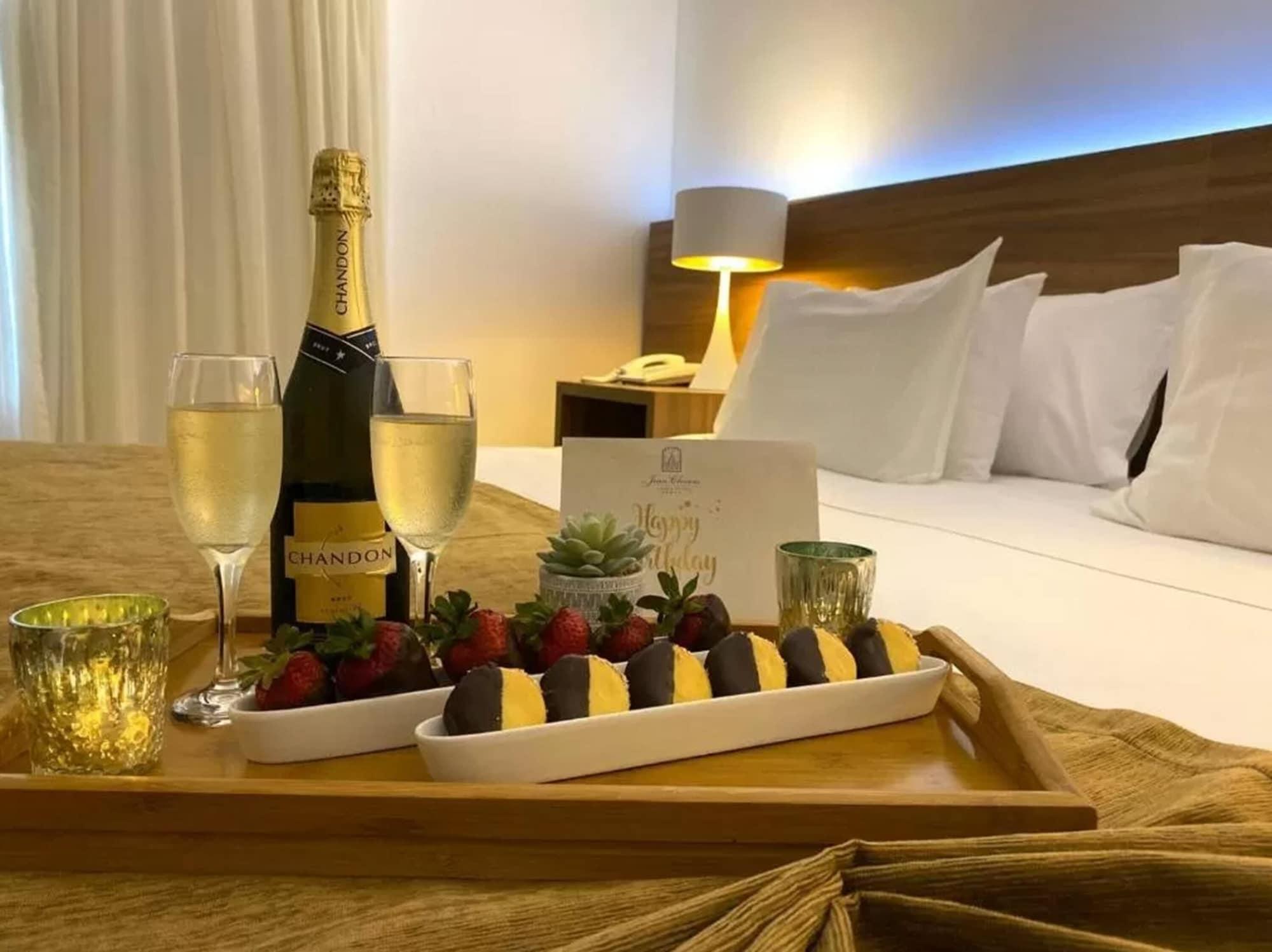 Parque Hotel Jean Clevers Punta del Este Exterior foto A room service tray