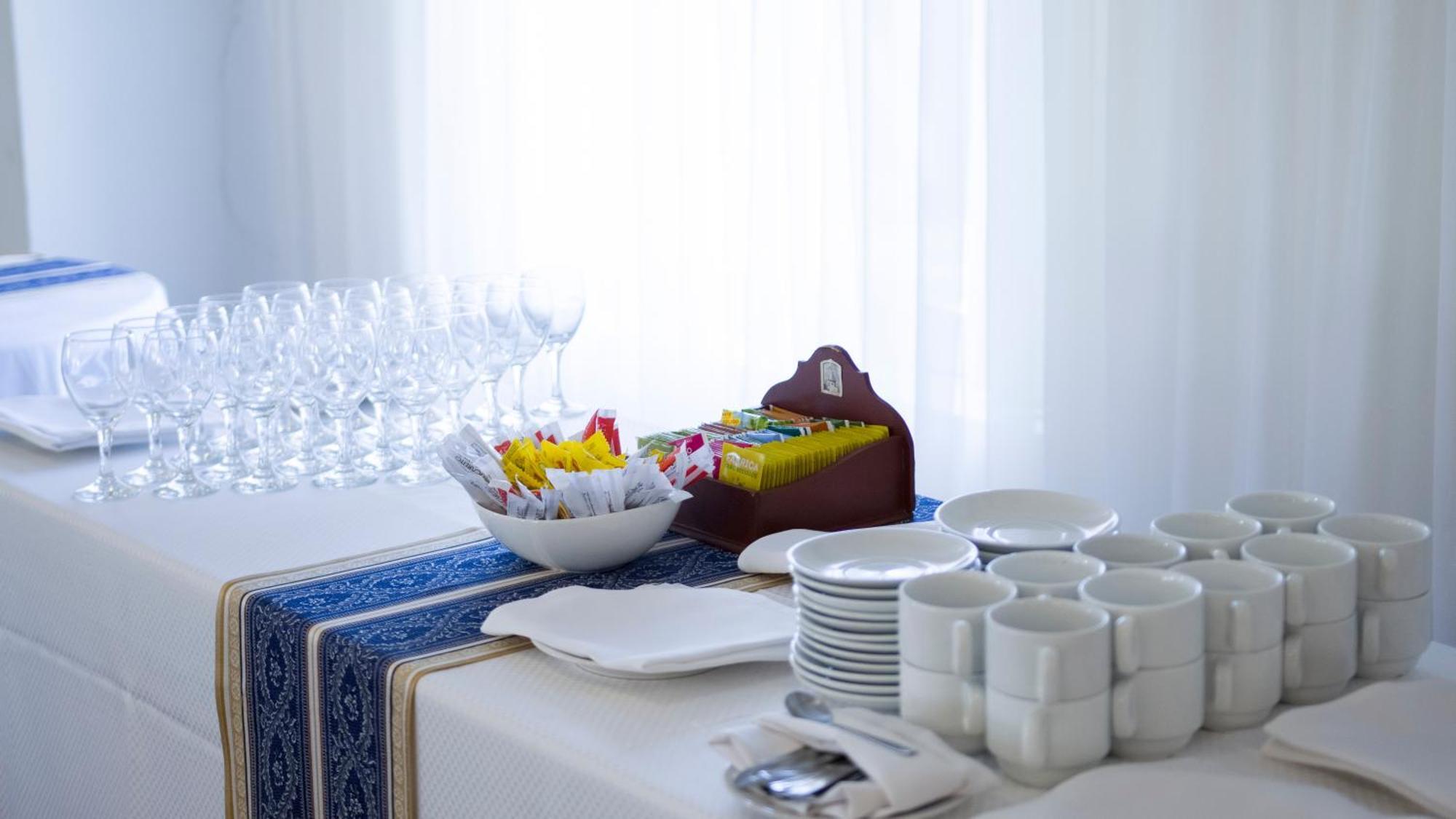 Parque Hotel Jean Clevers Punta del Este Exterior foto A table set for a buffet